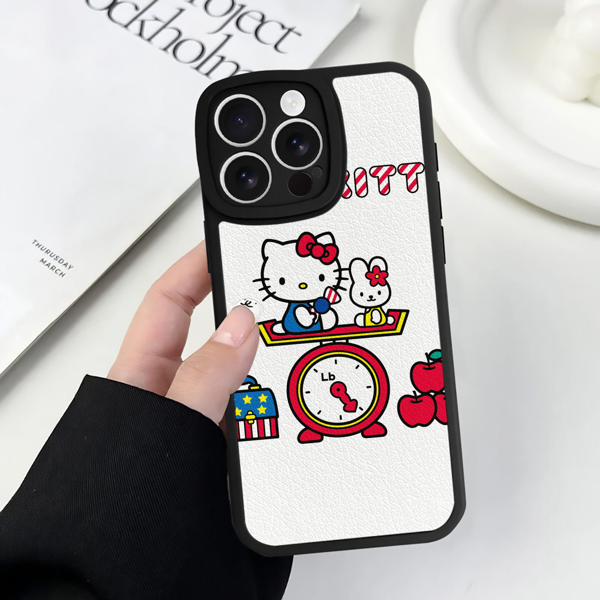 （画像用） Hello Kitty ハローキティ 【iPhone 16シリーズ対応】シリコンスマホケース（レザー調） 材質：シリコン